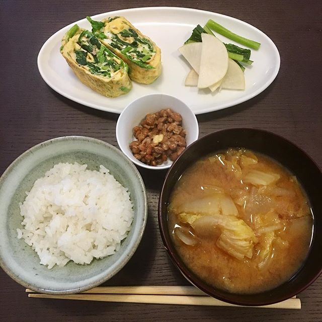 朝はほうれん草の卵焼き、納豆、味噌汁、#ぬか漬け は蕪と小松菜